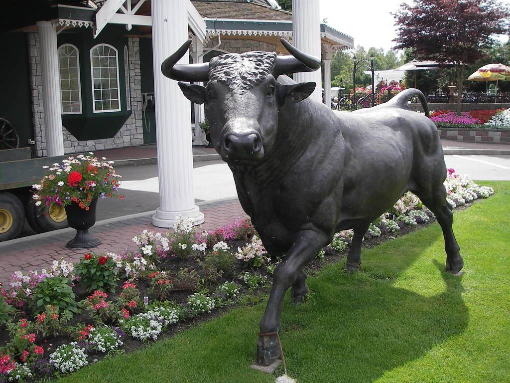 bronze bull sculpture (1)