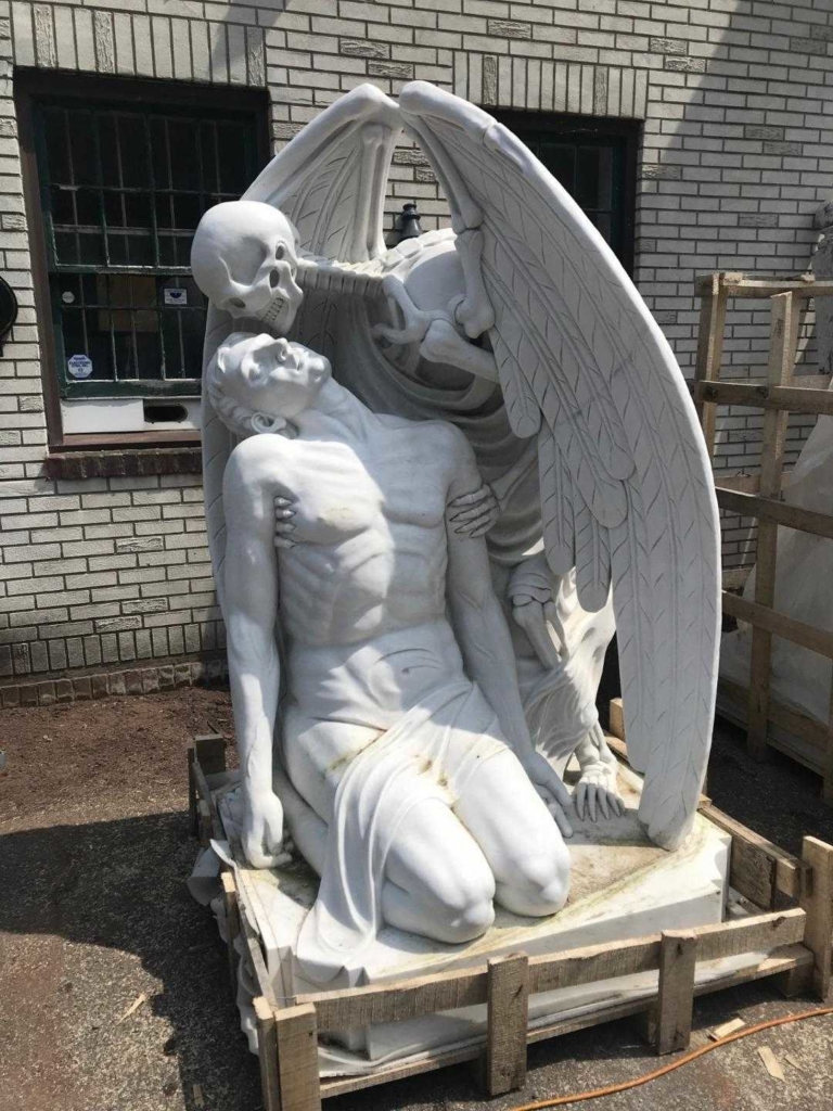 The kiss of death statue (2)