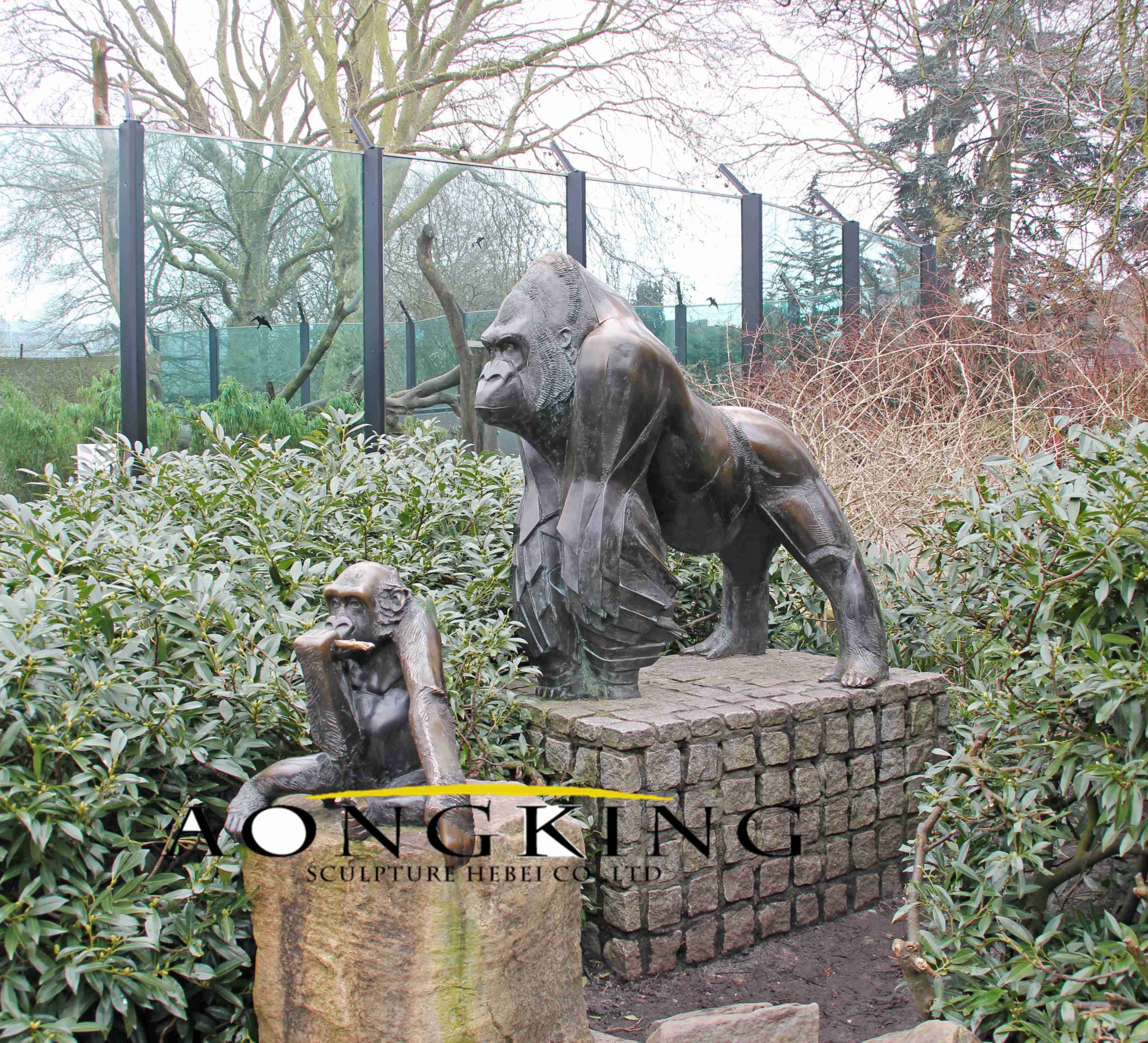 Bronze gorilla statue for garden