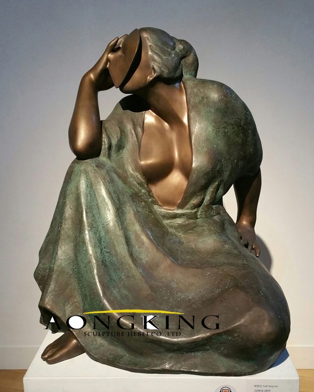 Bronze women statue