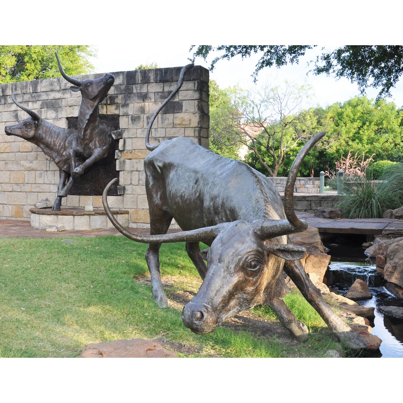 Cdrive bull statues