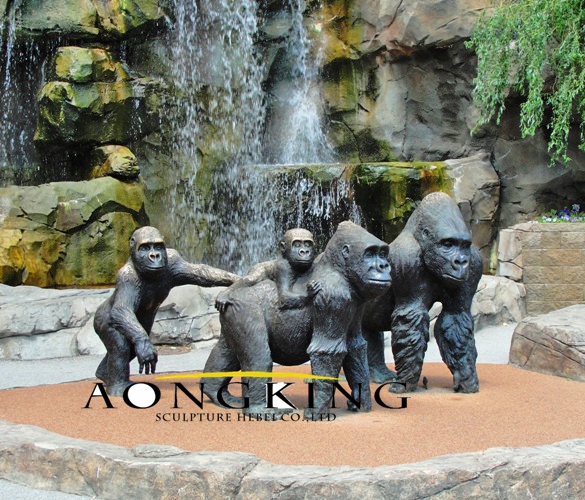Gorillas bronze statue, Animal family group sculptures