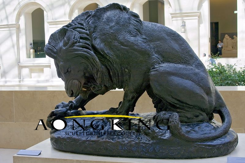 Lion fought with the snake bronze statue