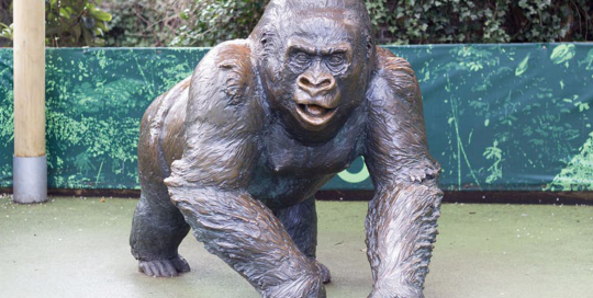 Metal gorillar statue