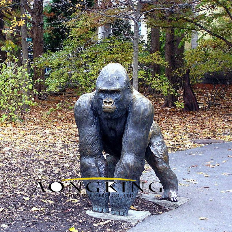 Statue bronze of gorilla