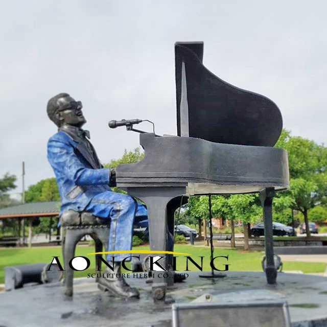 Statue of playing piano singing