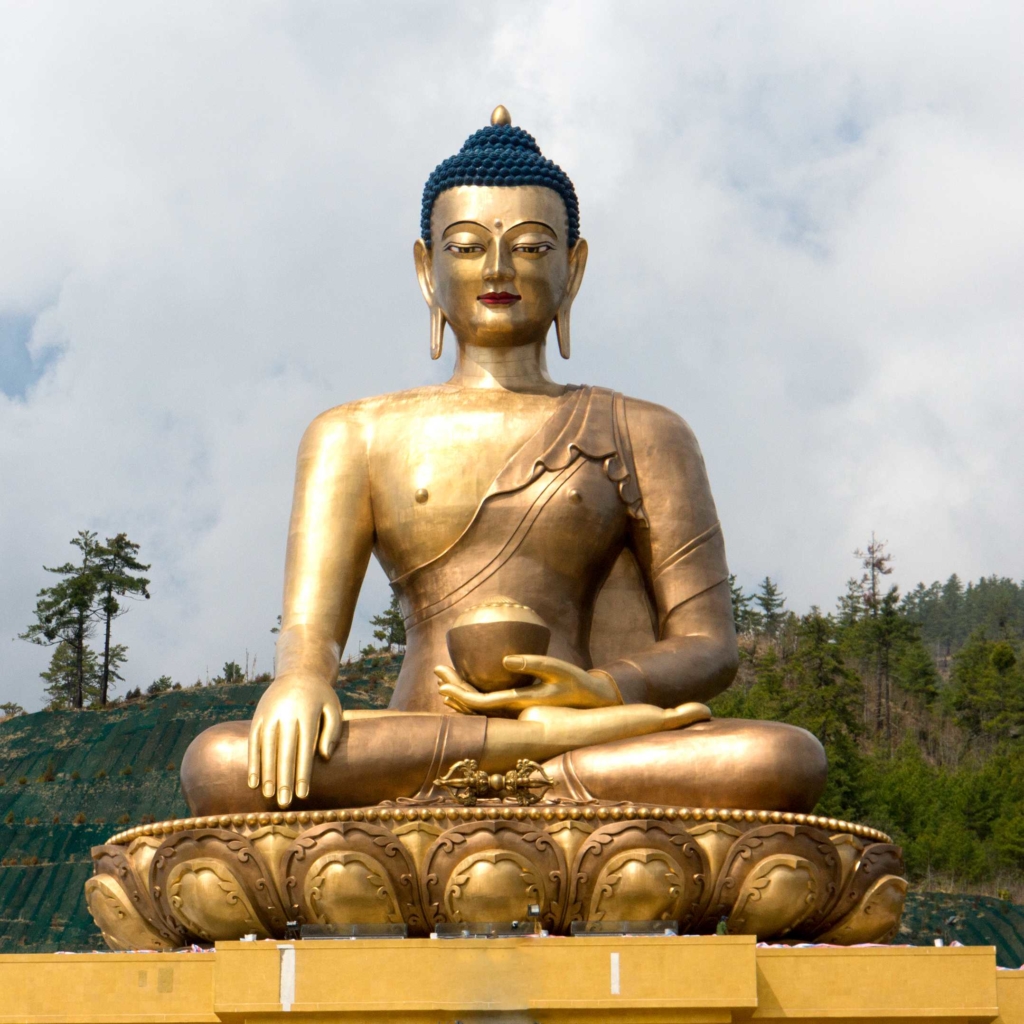 Buddha sitting golden statue