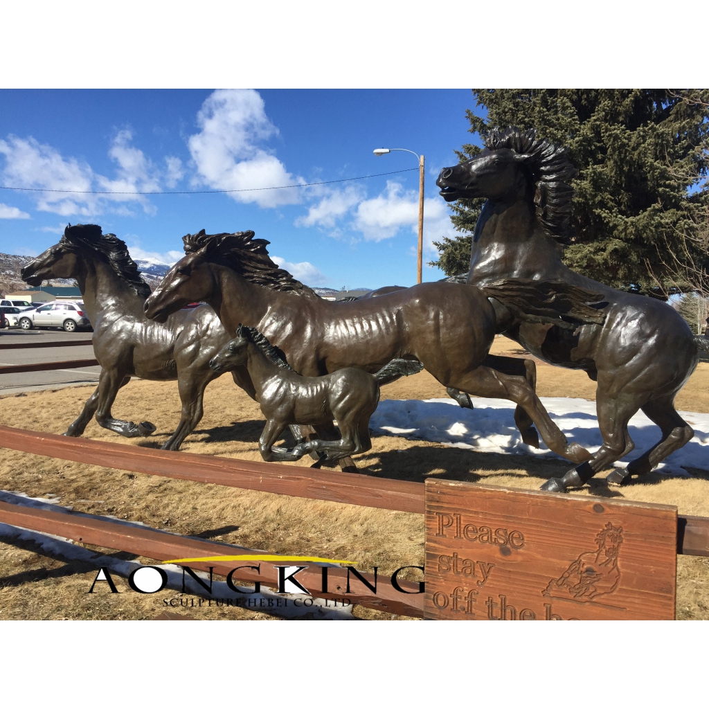 Garden bronze horses statue