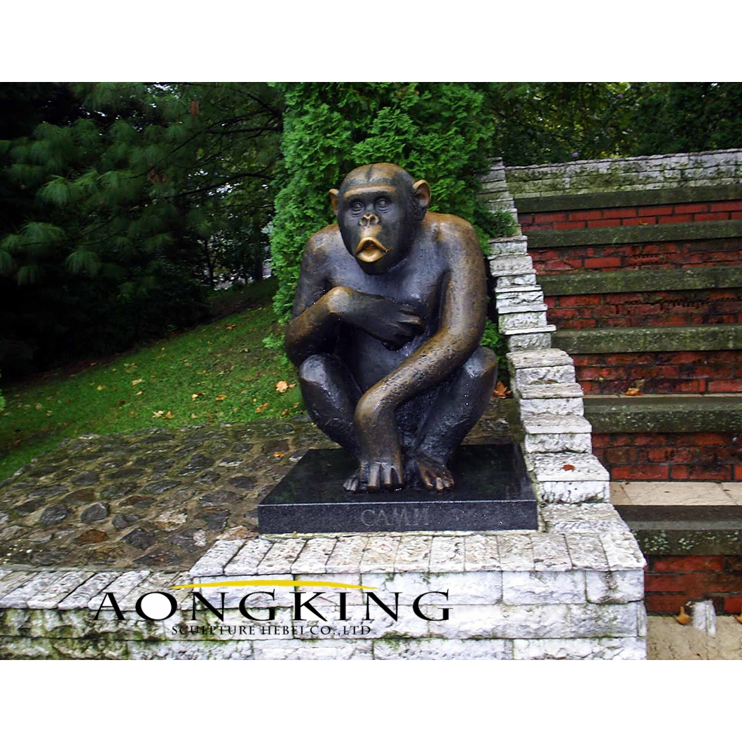 Squatting gorilla bronze statue