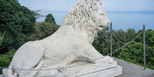 Outdoor large size lying marble lion statue