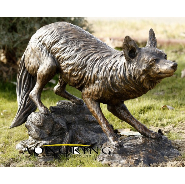 Readying to fight wolf bronze statue