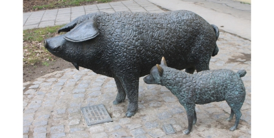 Pig statue bronze