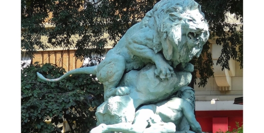Statues lion in paris