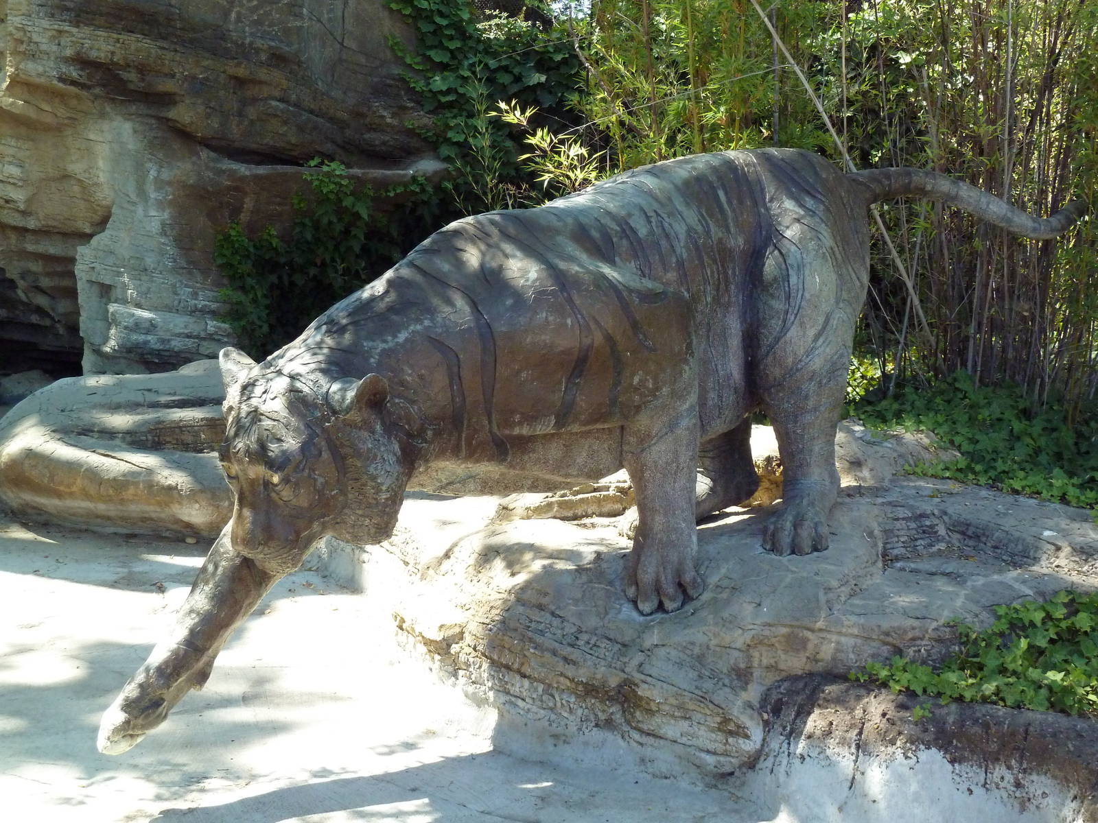 Outdoor bronze tiger statue