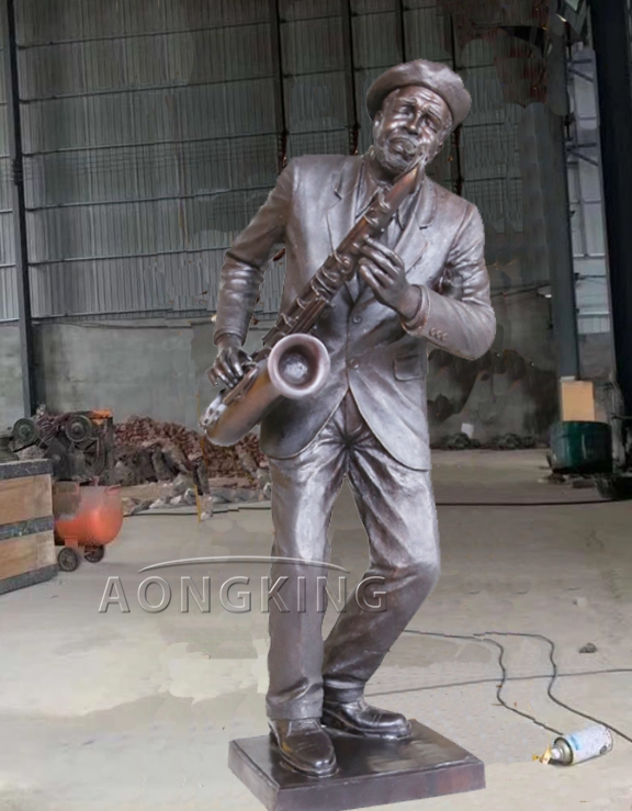 Statue of play tuba