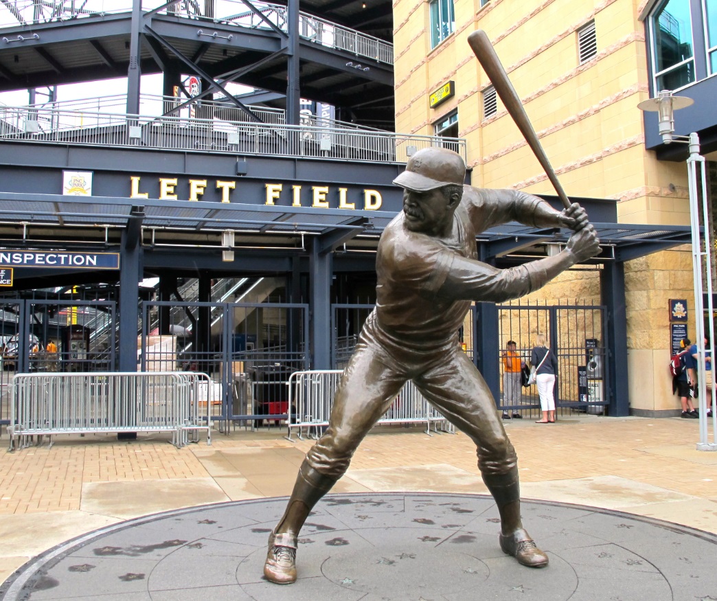 Willie Stargell baseball statue