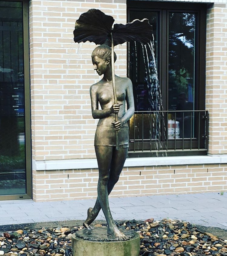 Outdoor Figure Fountain with Umbrella