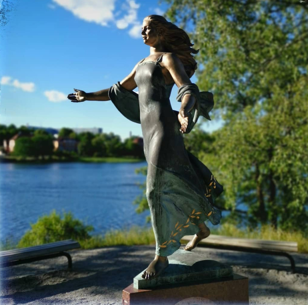 Bronze beautiful hug woman sculpture