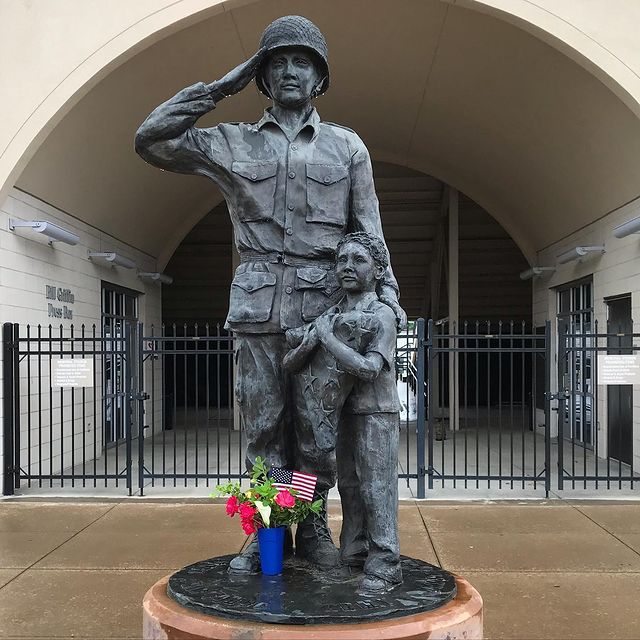 Bronze Saluting Soldier