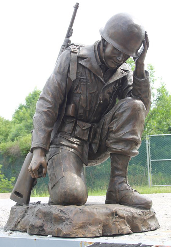 lifesize-statue-of-a-Soldier-kneeling-at-a-grave