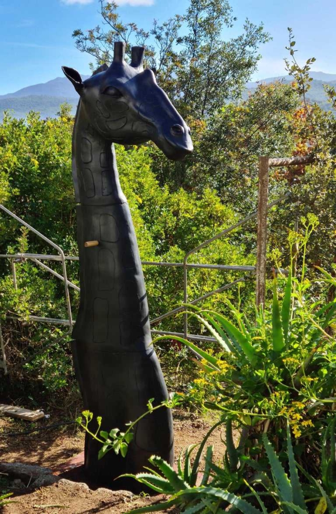 giraffe art statue (1)