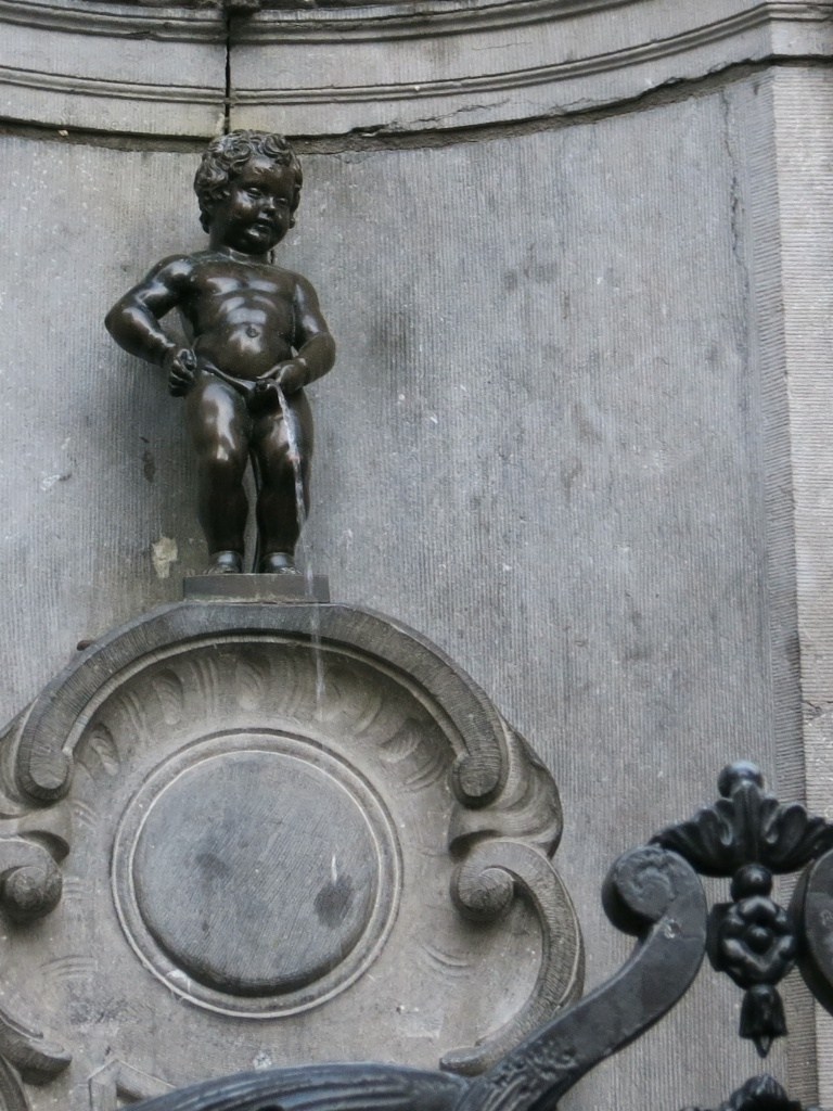 peeing boy bronze fountain (2)