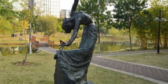 Dancing Woman Art Sculpture