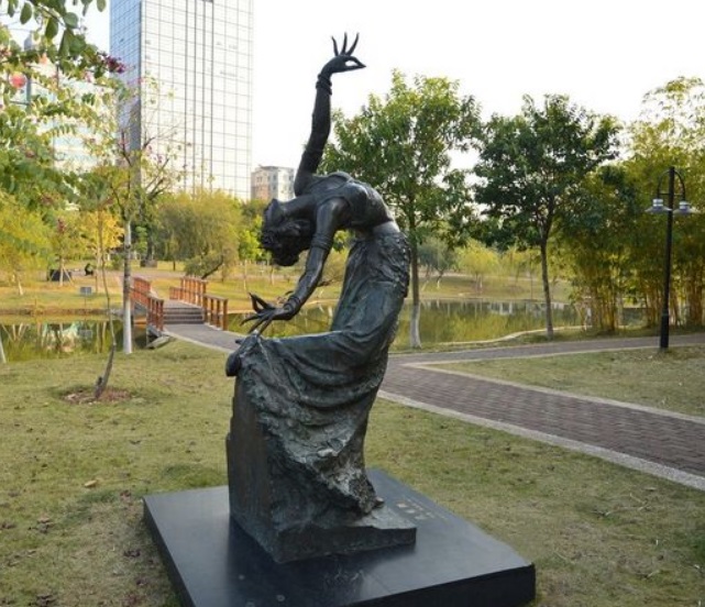 Dancing Woman Art Sculpture