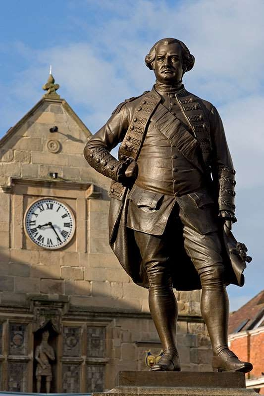 Robert Clive statue 4