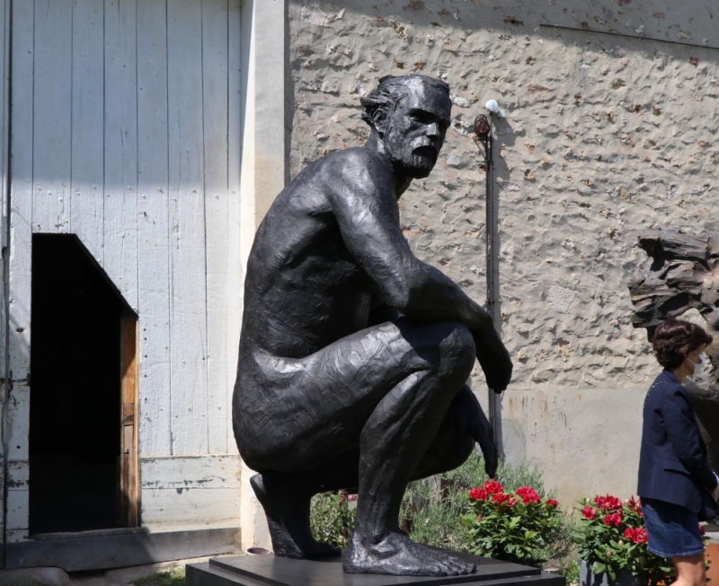 famous bronze man statue 2
