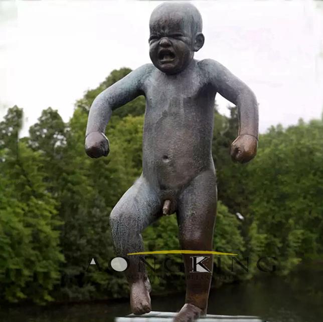 Young Bronze Crying Boy Sculpture as Metal Craft Statue