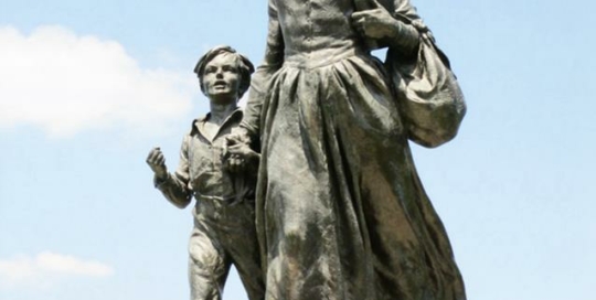statue of pioneer woman