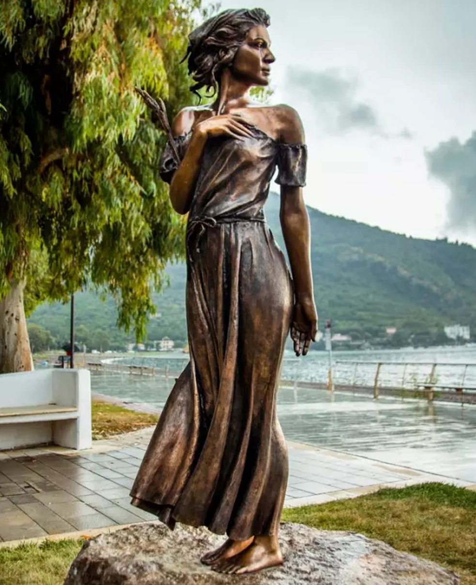 Heroine Gleaner sculpture