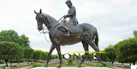 Equine statue of Queen Elizabeth Il