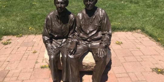 bronze garden old couple sculpture